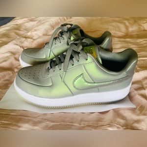 Nike Air Force One’s Iridescent green size 7.5 Women’s
